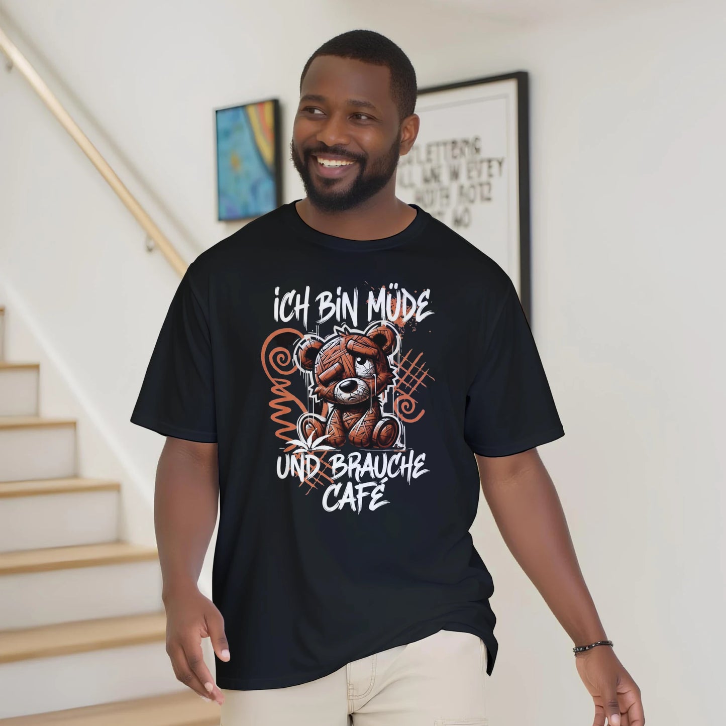Ich bin Müde und brauche Kaffee T-Shirt Schwarz – Lustiges Streetwear Shirt von Regionize