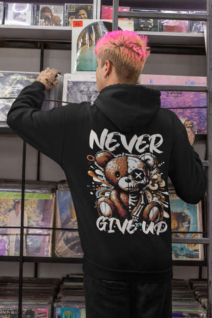 Never Give Up Teddybär Hoodie Schwarz – Frontansicht Cute Streetwear | Regionize