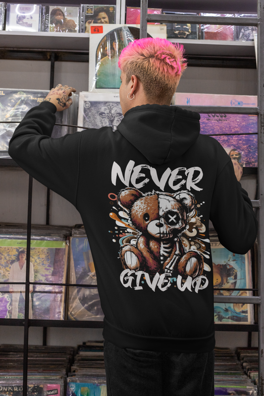Never Give Up Teddybär Hoodie Schwarz – Frontansicht Cute Streetwear | Regionize