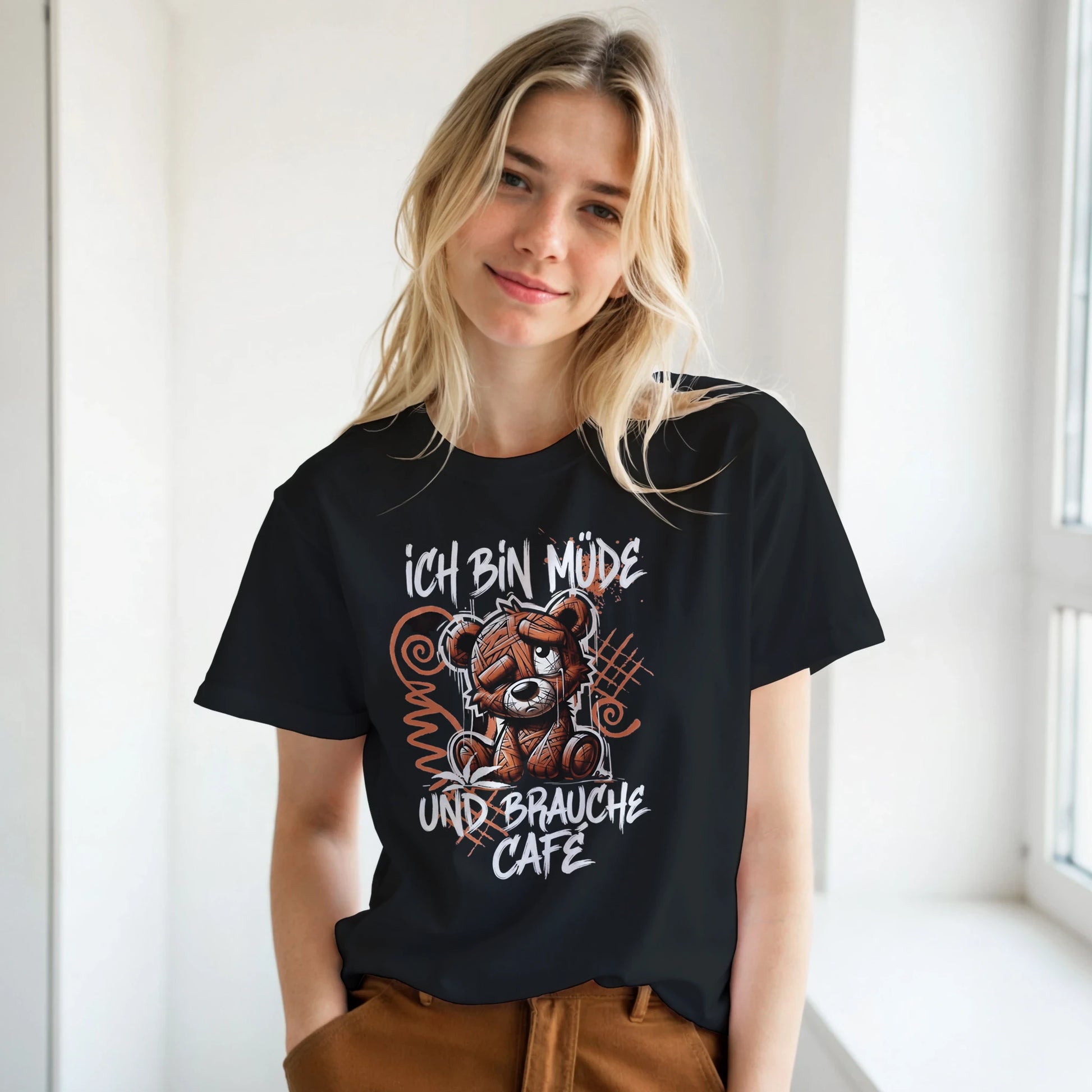 Ich bin Müde und brauche Kaffee T-Shirt Schwarz – Lustiges Streetwear Shirt von Regionize
