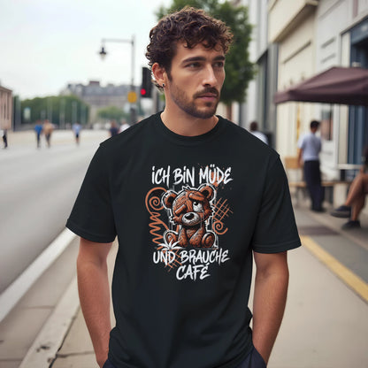 Ich bin Müde und brauche Kaffee T-Shirt Schwarz – Lustiges Streetwear Shirt von Regionize