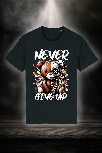 Never Give Up T-Shirt Schwarz – Premium Unisex Streetwear Gildan 64000 von Regionize
